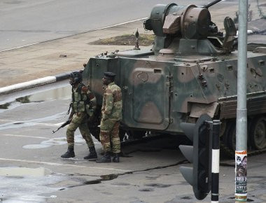 Ο στρατός ανέλαβε τον έλεγχο της Ζιμπάμπουε- Υπό κράτηση ο πρόεδρος Μουγκάμπε (φωτό)